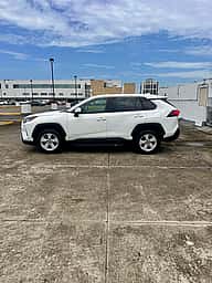 Toyota RAV4 LE 2022 - miniatura 2