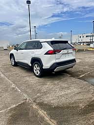 Toyota RAV4 LE 2022 - miniatura 3