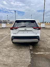 Toyota RAV4 LE 2022 - miniatura 4