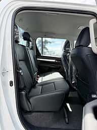 Toyota Hilux Limited 2027 - miniatura 8