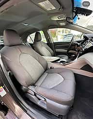 Toyota Camry LE 2019 - miniatura 5