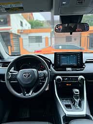 Toyota RAV4 LE 2020 - miniatura 4