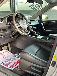 Toyota RAV4 LE 2021 - miniatura 7