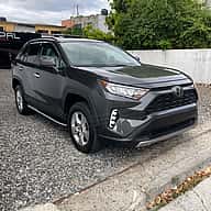 Toyota RAV4 LE 2021 - miniatura 3