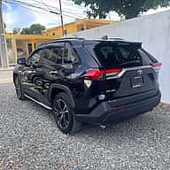 Toyota RAV4 LE 2021 - miniatura 4