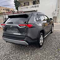 Toyota RAV4 LE 2021 - miniatura 6