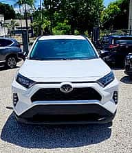 Toyota RAV4 LE 2021 - miniatura 3