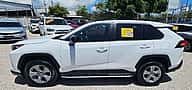 Toyota RAV4 LE 2021 - miniatura 4