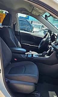 Toyota RAV4 LE 2021 - miniatura 9