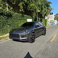 Porsche Cayenne 2019 - miniatura 1