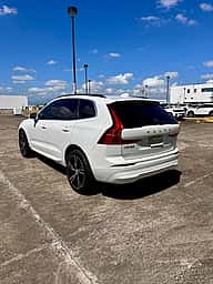 Volvo XC60 B5 Momentum 2022 - miniatura 3