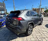 Toyota RAV4 LE 2021 - miniatura 4