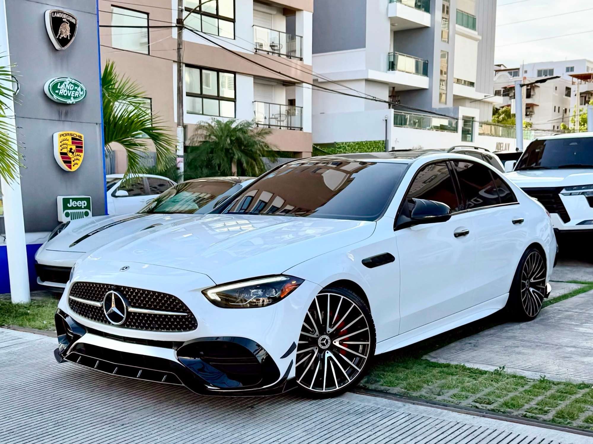 2023 Mercedes Benz C 300 AMG usado en venta por Domingo Auto Import S.R.L