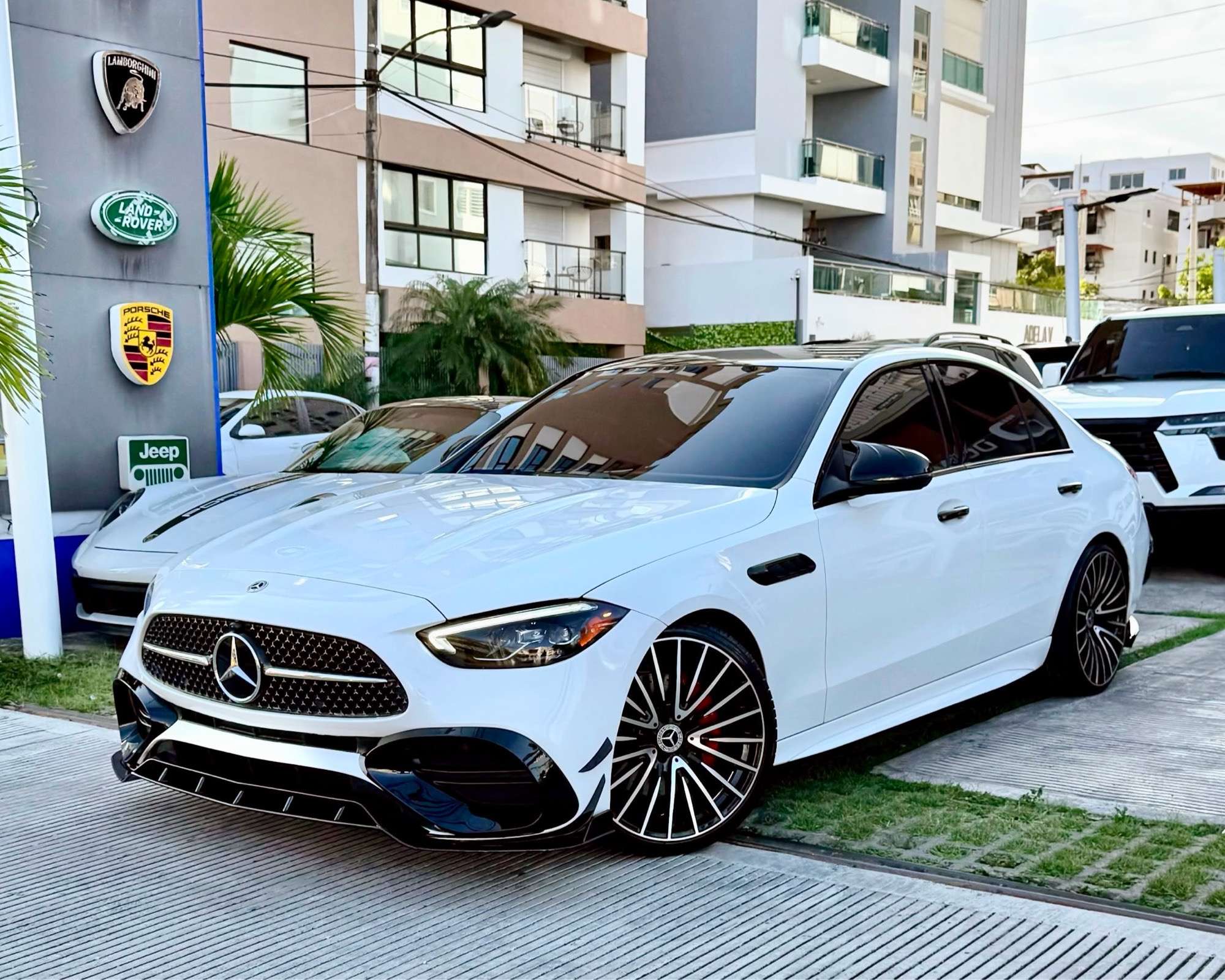 2023 Mercedes Benz C 300 AMG usado en venta por Domingo Auto Import S.R.L