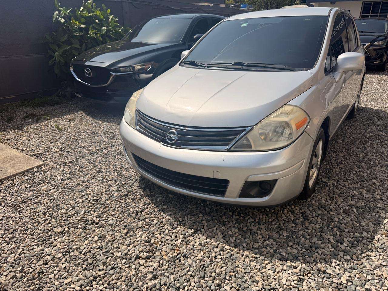 2011 Nissan Versa usado en venta por Calcaño Motors
