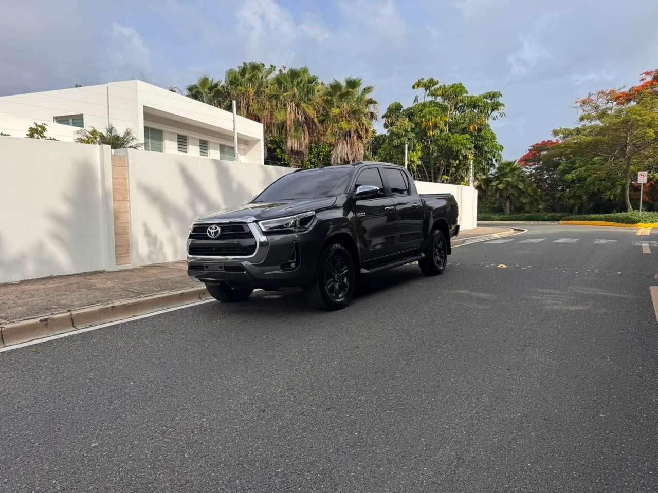 2025 Toyota Hilux SRV usado en venta por E. Francisco Rodrigues Auto Import