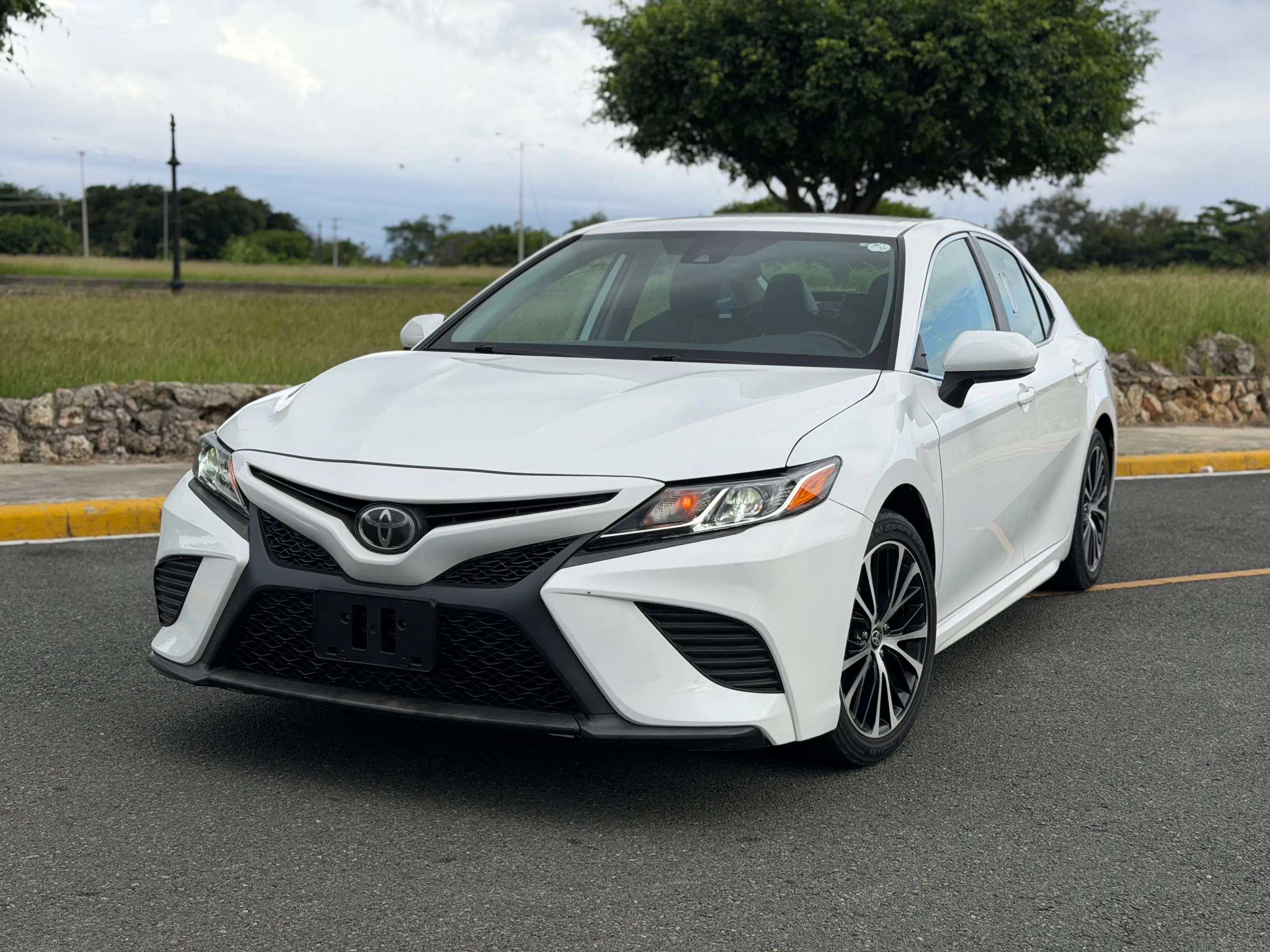 2020 Toyota Camry SE usado en venta por Saldivar Auto Store