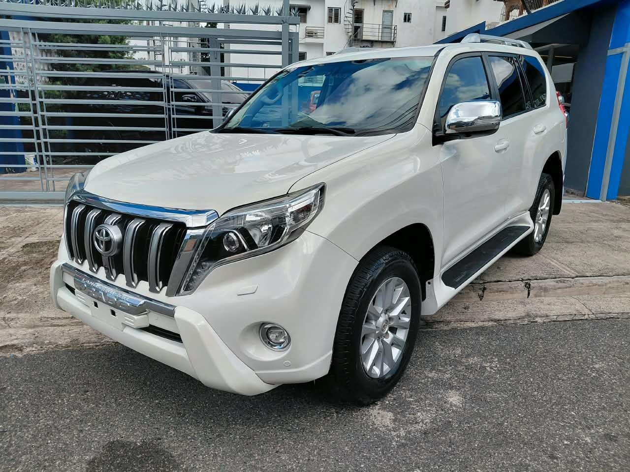 2017 Toyota Land Cruiser Prado VXL usado en venta por Tany Autos