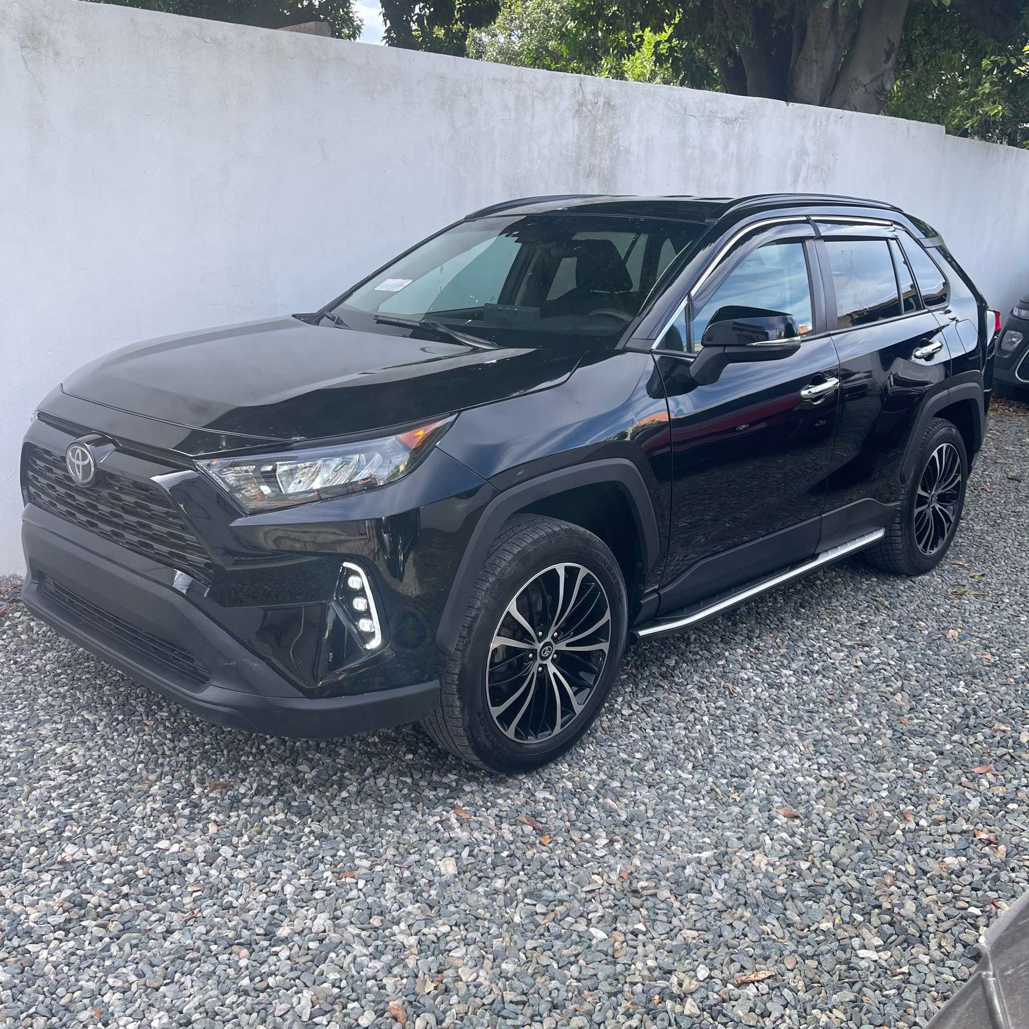 2021 Toyota RAV4 LE usado en venta por Inversiones Willian Martínez