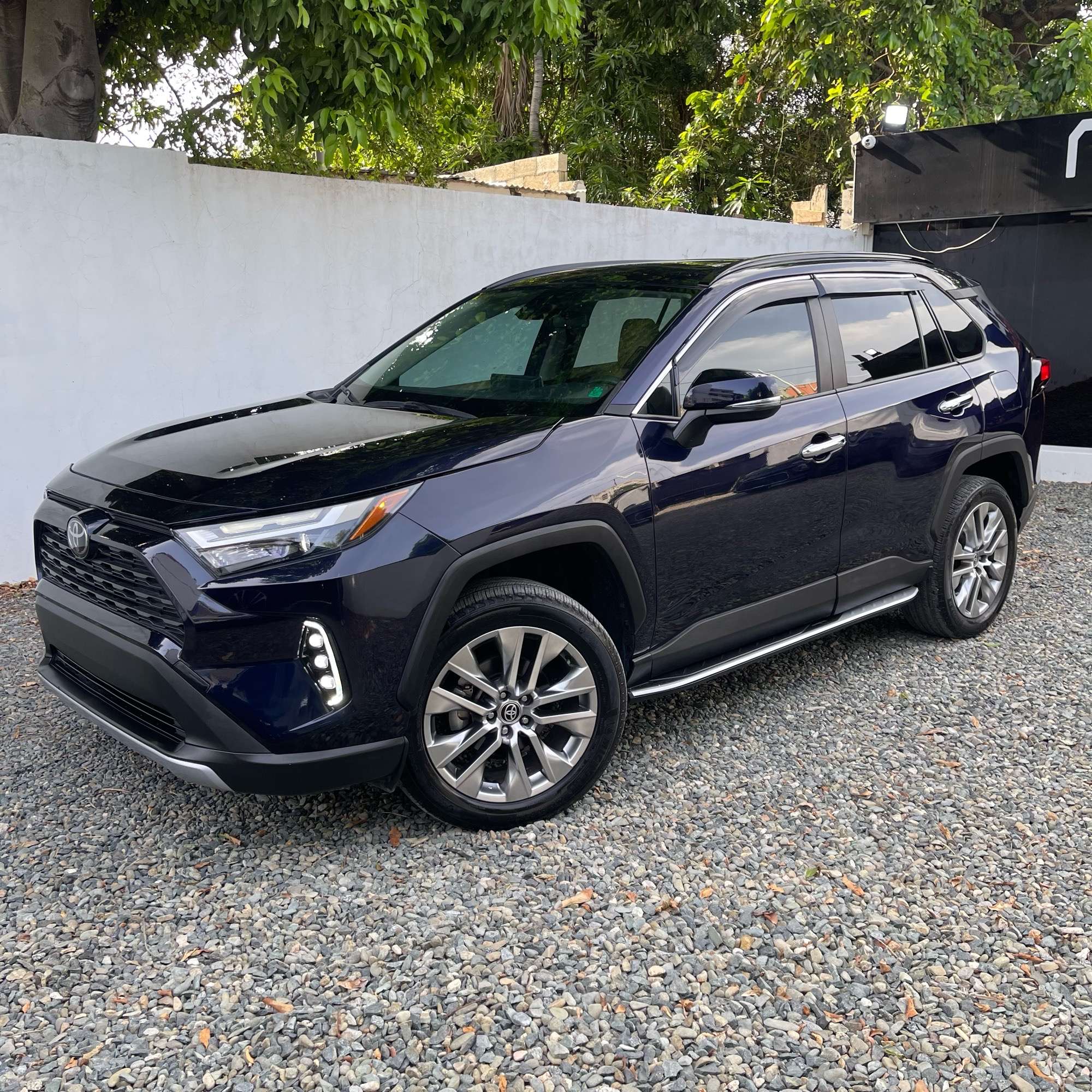 2023 Toyota RAV4 XLE Premium usado en venta por Inversiones Willian Martínez