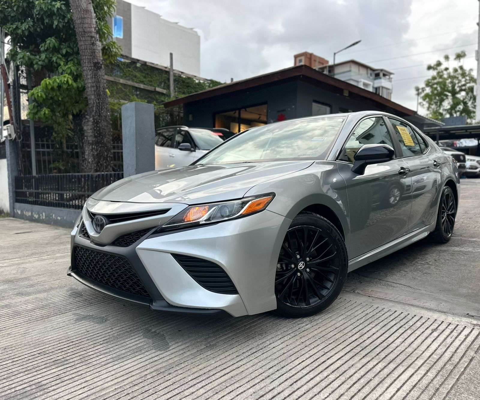 2020 Toyota Camry SE Nightshade usado en venta por Comboy Auto Import
