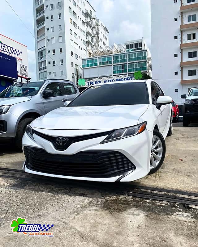 2018 Toyota Camry LE usado en venta por Trebol Auto Import