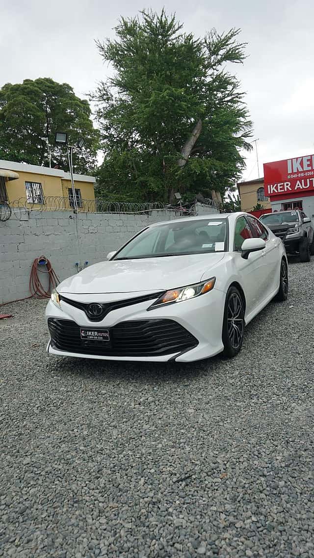 2020 Toyota Camry LE usado en venta por Iker Auto Import