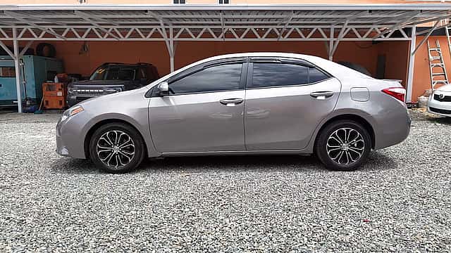 2015 Toyota Corolla LE usado en venta por Robert Fernandez