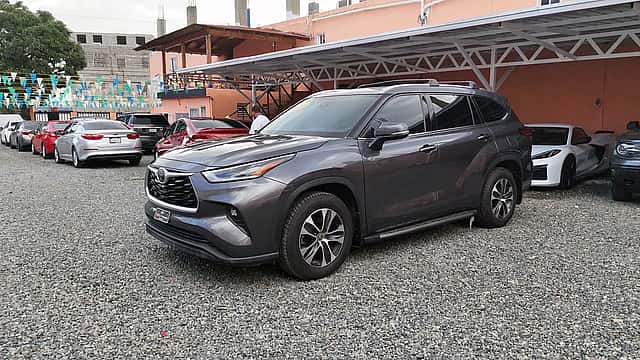 2021 Toyota Highlander XLE usado en venta por Robert Fernandez