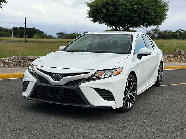 2020 Toyota Camry SE usado en venta por Saldivar Auto Store
