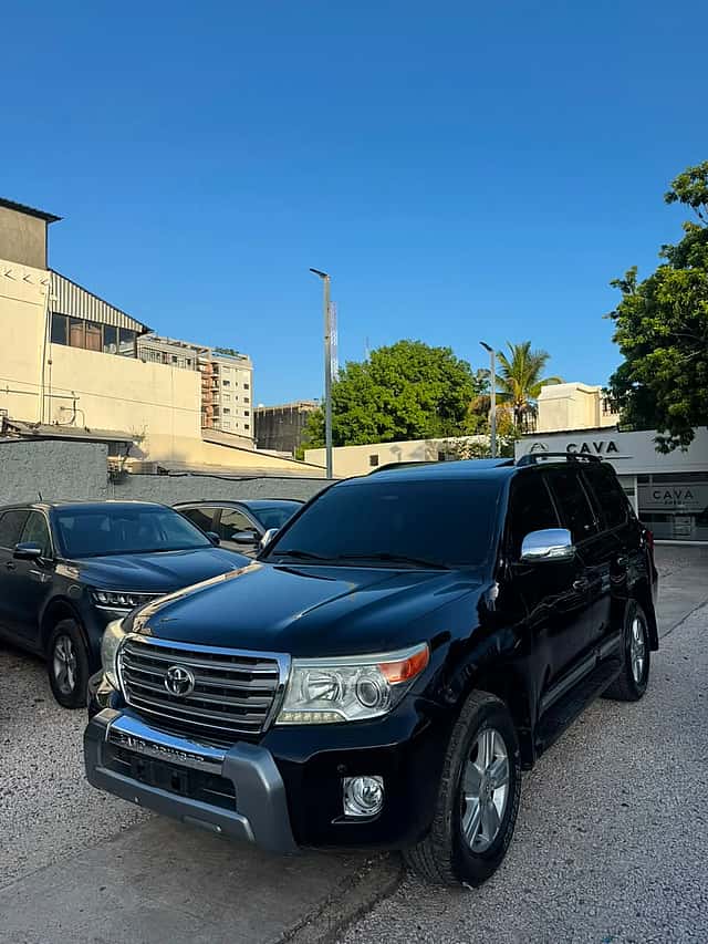 2013 Toyota Land Cruiser VX usado en venta por Cava Auto Dealer
