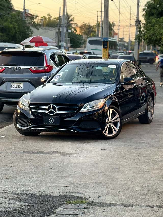 2018 Mercedes Benz C 300 4 Matic usado en venta por Inversiones los Olivos Auto Import