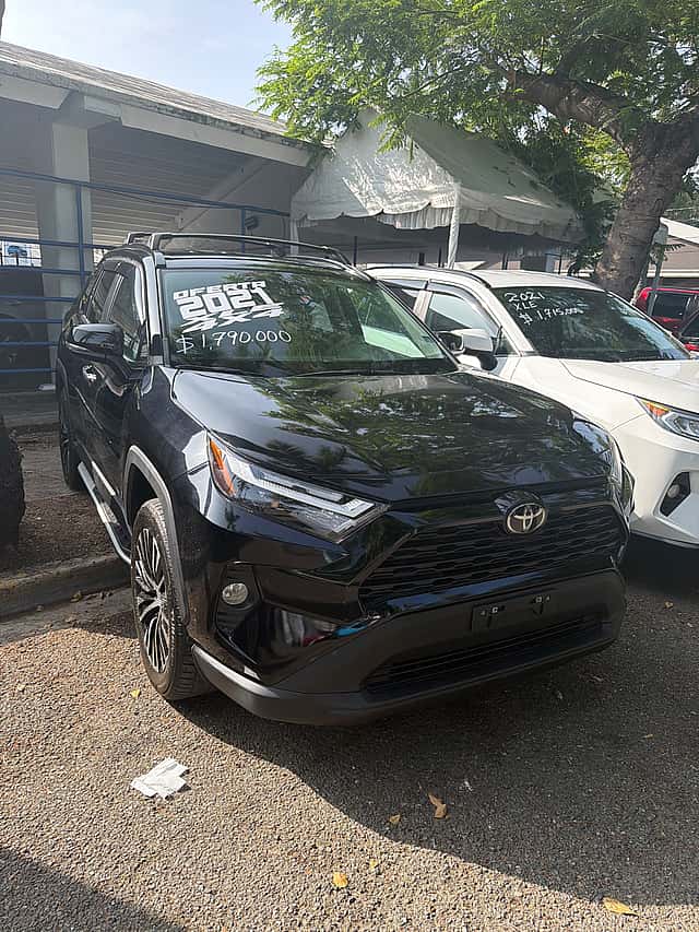 2021 Toyota RAV4 XLE usado en venta por Carlos Rosa Auto Import