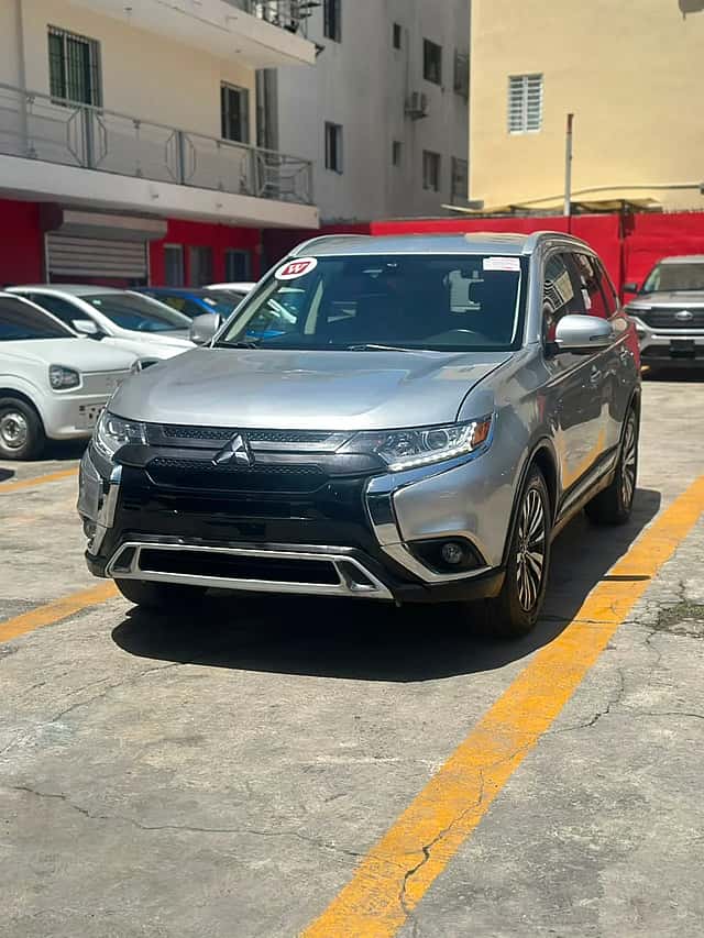 2020 MITSUBISHI Outlander ES/SE/LE/SP/SEL/Limited usado en venta por Carlitos Auto Import, SRL