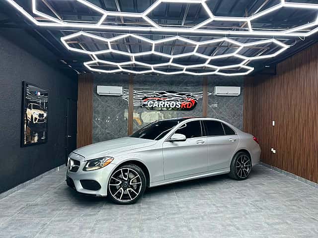 2015 Mercedes Benz C 300 4 Matic usado en venta por CARROS RD