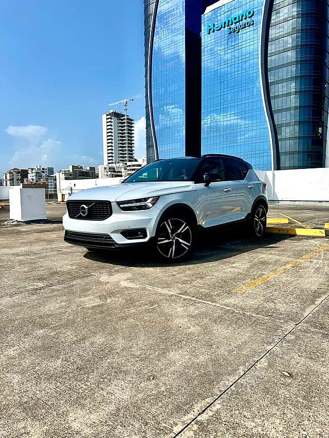 2020 Volvo XC40 T5 R-DESING usado en venta por AUTO BOUTIQUE