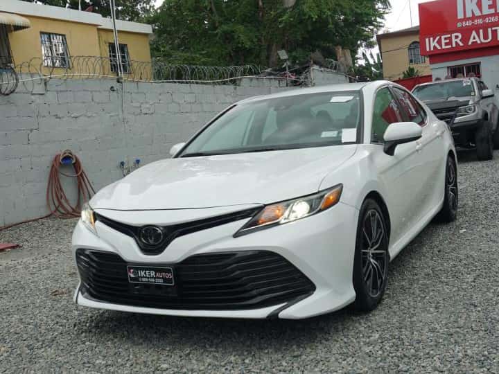2020 Toyota Camry LE usado en venta por Iker Auto Import