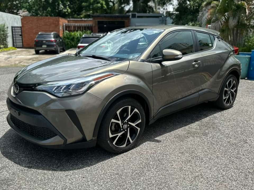 2021 Toyota C-HR XLE usado en venta por PAOLA MOTA
