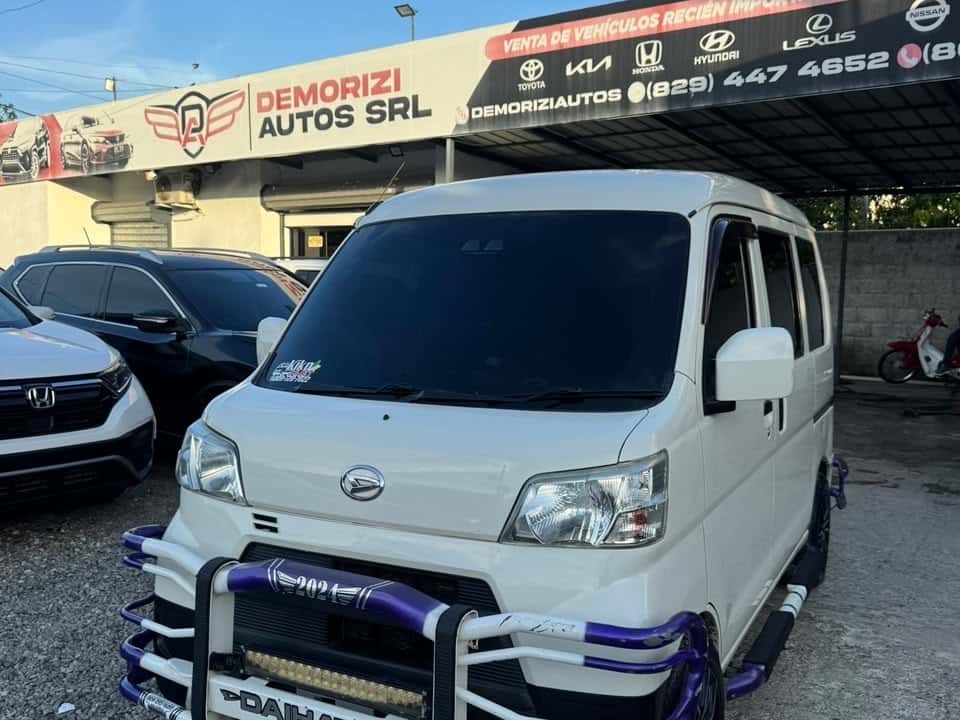 2018 Daihatsu Hijet Minivan usado en venta por Demorizi Autos