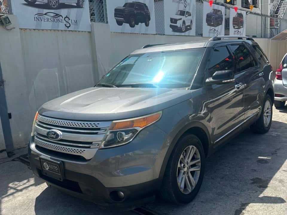 2014 Ford Explorer XLT usado en venta por Inversiones LM Ynfante