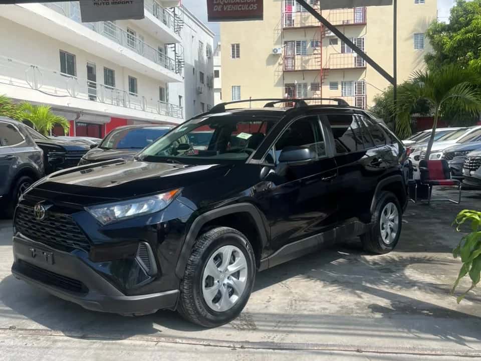 2021 Toyota RAV4 LE usado en venta por Carlitos Auto Import, SRL