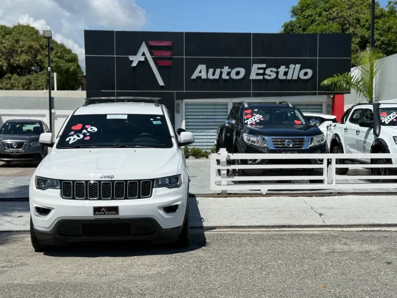 2019 Jeep Grand Cherokee Laredo usado en venta por AUTO ESTILO SRL