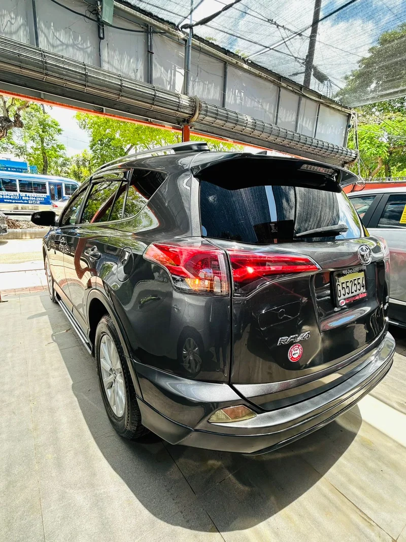 Toyota RAV4 LE 2017 - foto 5 de 10